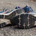 Slidt træningssko med synlig slidning på sålen og aflang midsole